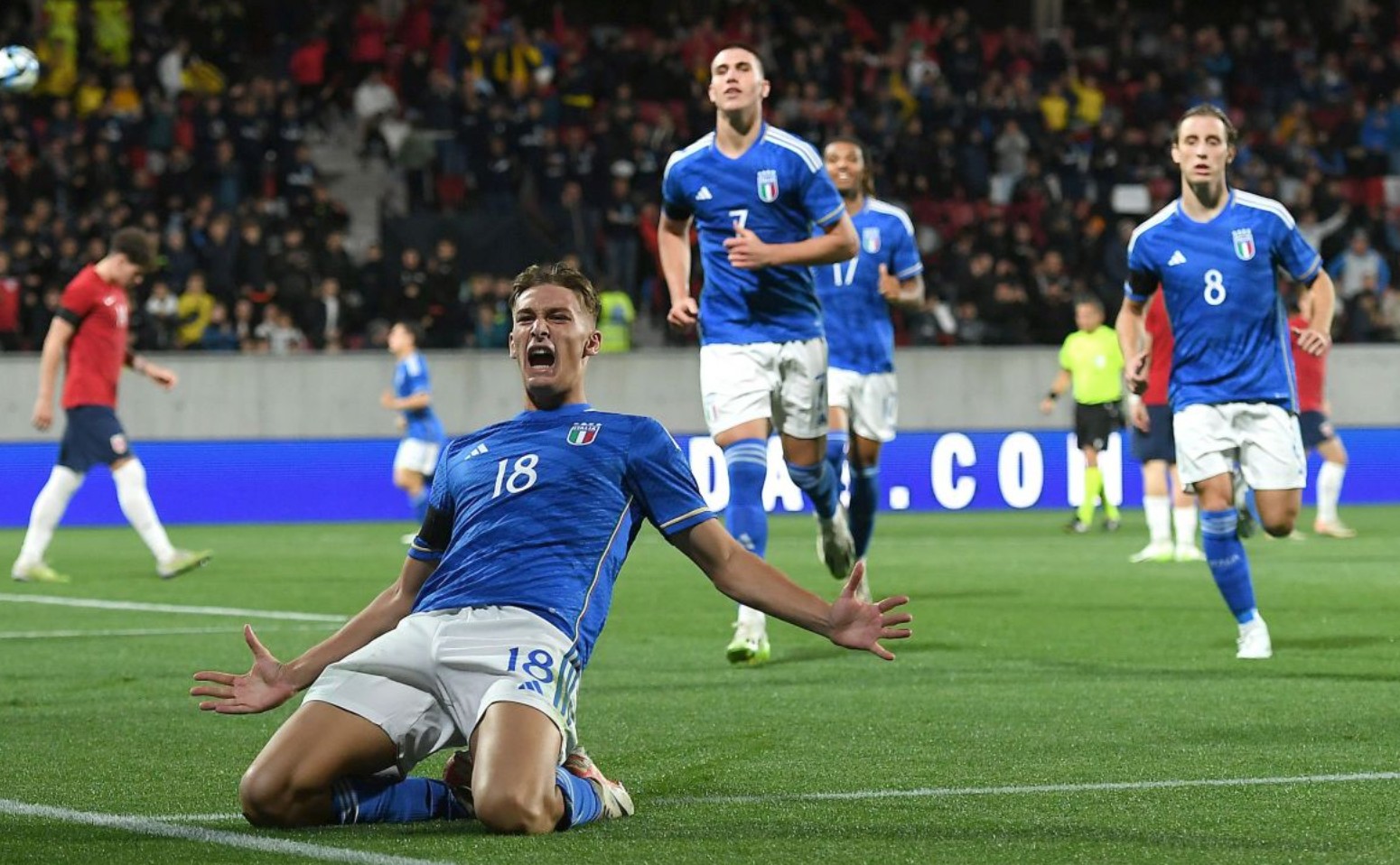 西甲发布冬季新款比赛用球：荧光黄配色，纹理致敬赛车运动（西甲推出冬季比赛用新球：荧光黄主色，纹理灵感致敬赛车运动）