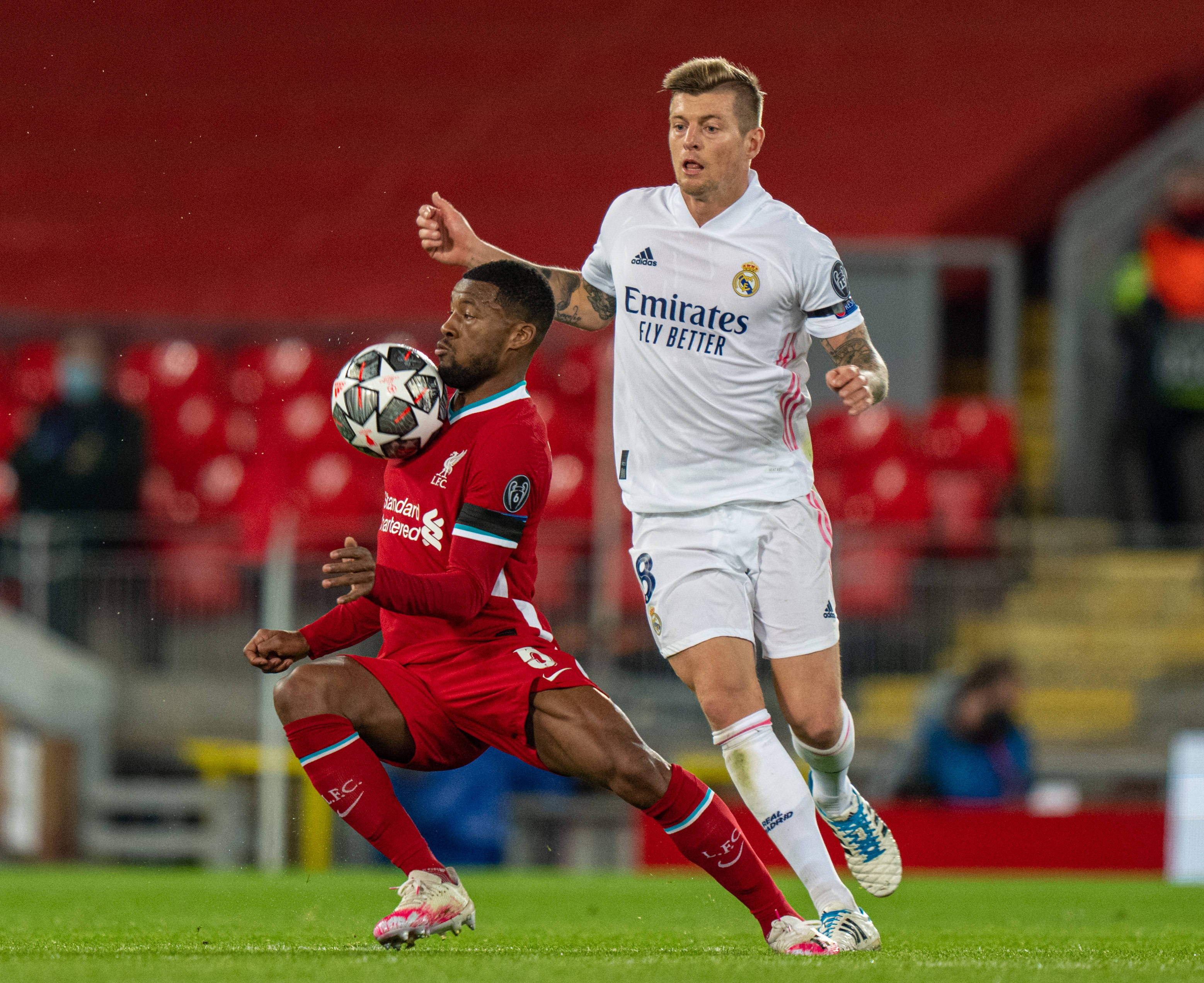 沙特球队老板：萨拉赫太老了，维尼修斯来这里一定能大放异彩（沙特俱乐部老板：萨拉赫已过巅峰，维尼修斯若来必将闪耀）