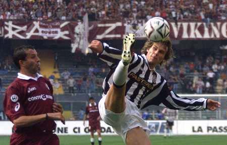 巴萨梅西自由球进球助球队领先（梅西任意球建功，助巴萨取得领先）