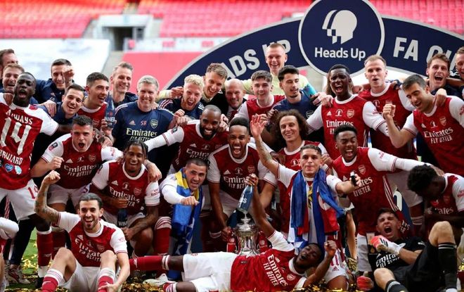 纽卡球迷在基地附近拉横幅：伊萨克是只纯粹的老鼠