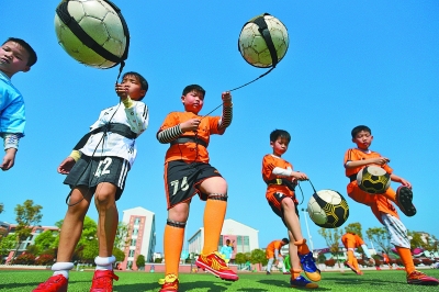 足球报：将有超三千名申花球迷远征天津，吴曦直言要做好自己（足球报：逾三千申花球迷远征天津，吴曦称关键是把自己做好）