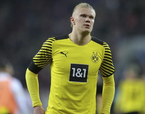 FM26逆天Bug，外场球员“闪现”至门前挡出对方主罚的点球（FM26爆出离谱Bug：外场球员瞬移到门前封堵对方点球）