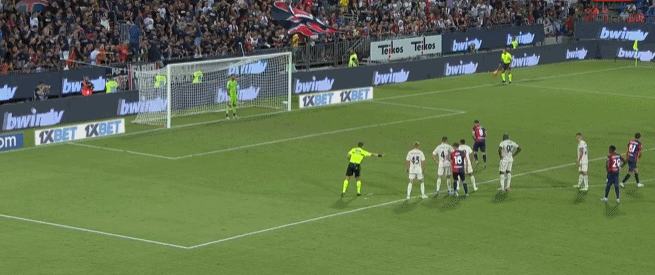 跟队：拉菲尼亚参加了训练一切正常，预计能首发出战法兰克福（随队：拉菲尼亚训练无碍，预计首发迎战法兰克福）