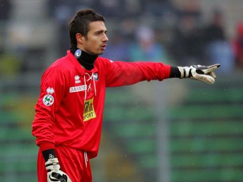 皇马右后卫告急！哈维·阿隆索面临五大选择，巴尔韦德成最佳替身（皇马右后卫告急：哈维·阿隆索权衡五种方案，巴尔韦德被视为最佳替代者）