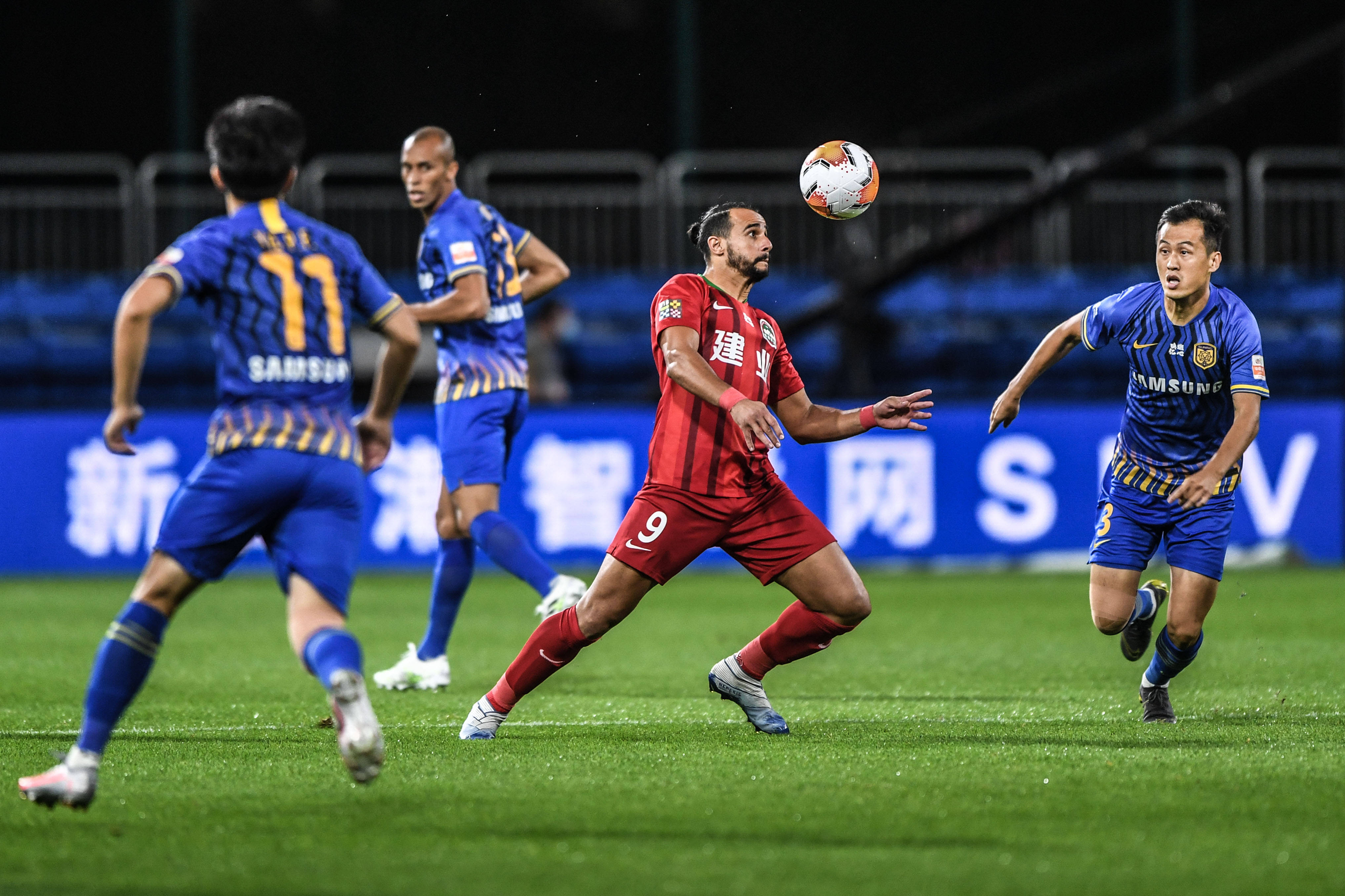 日本队以2-0击败加纳队，堂安律远射破门，阿布受伤离场，日本队近10场全胜，展现强大实力。（日本2-0加纳：堂安律远射建功，阿布伤退，日本近10场全胜展现强势）