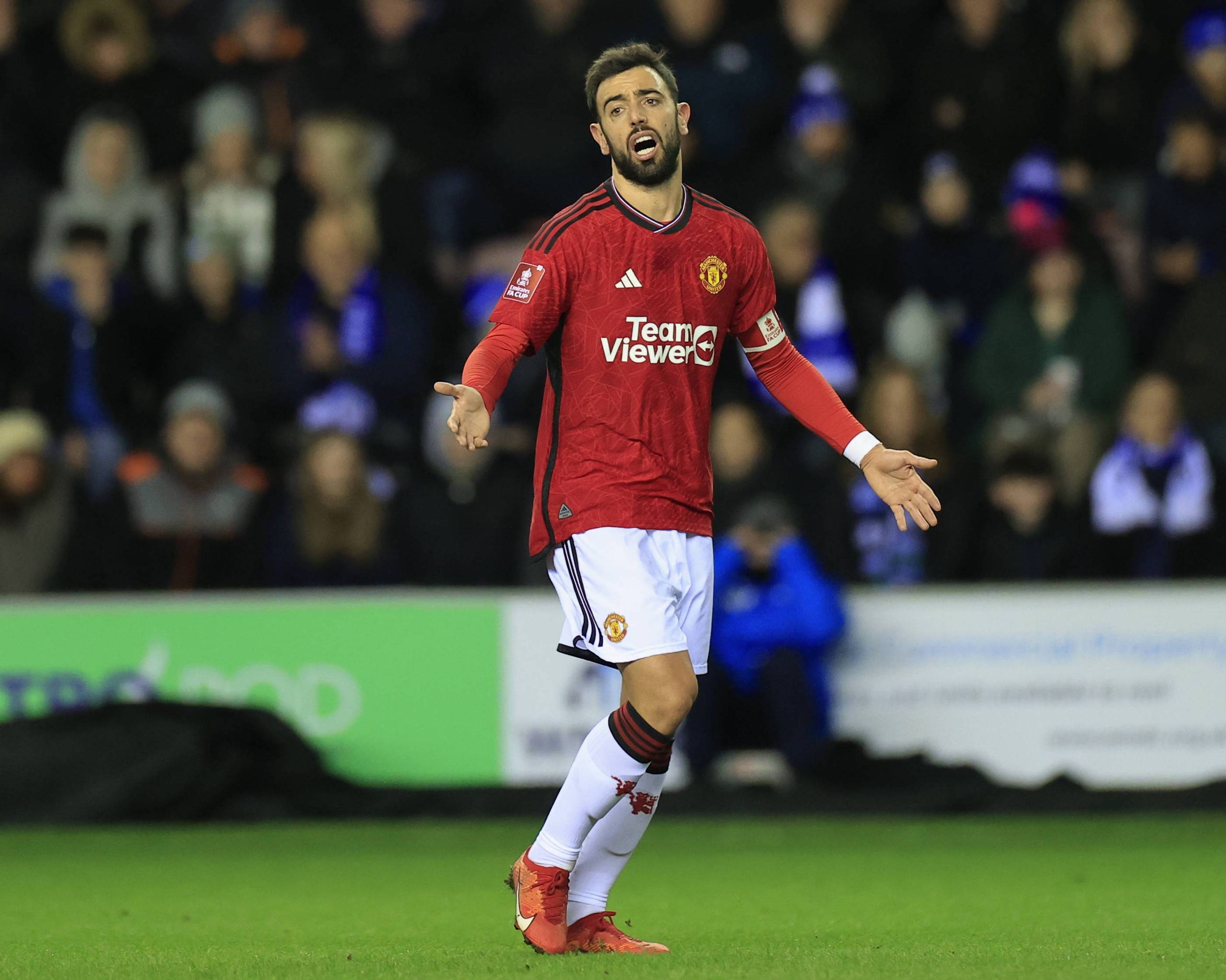 第三次犯规！杨瀚森次节继续率先登场防守送出犯规（三犯缠身！杨瀚森次节仍率先登场，防守端再度犯规）