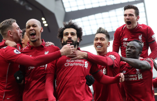 曼联加入左后卫争夺战！瞄准法兰克福新星布朗，面临皇马巴萨竞争（曼联竞夺左后卫：相中法兰克福新星布朗，皇马巴萨同场竞争）