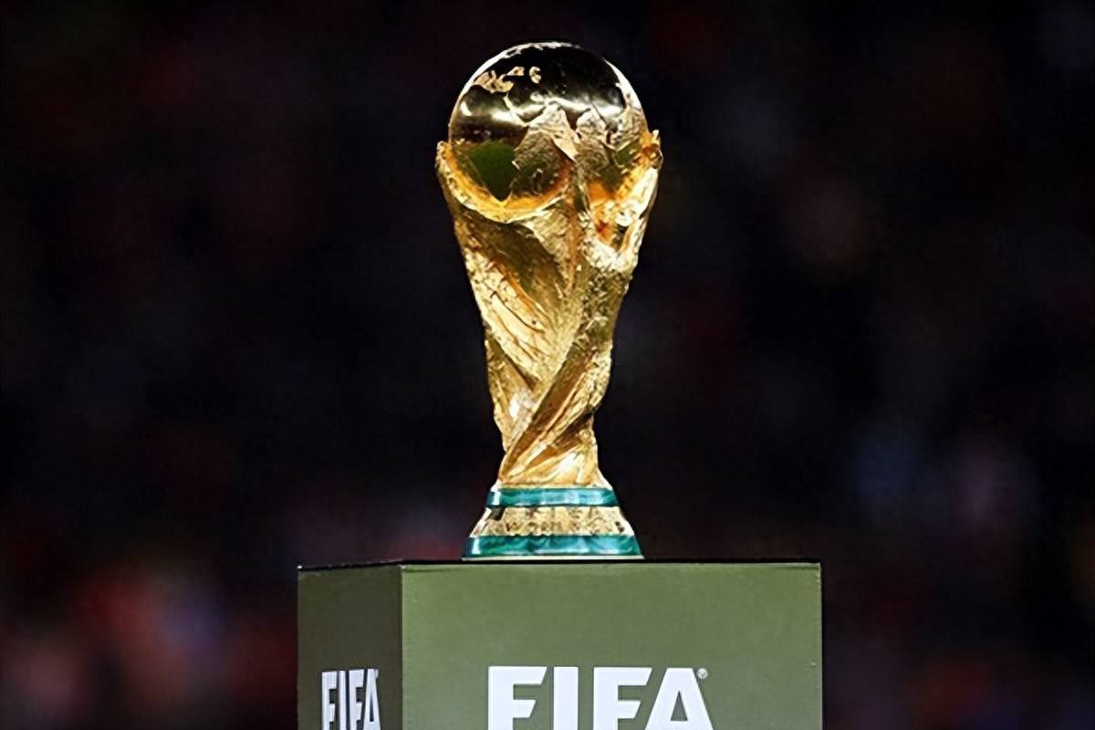 上赛季西甲最佳射手，姆巴佩领取皮奇奇奖（姆巴佩荣膺上赛季西甲射手王，捧起皮奇奇奖）