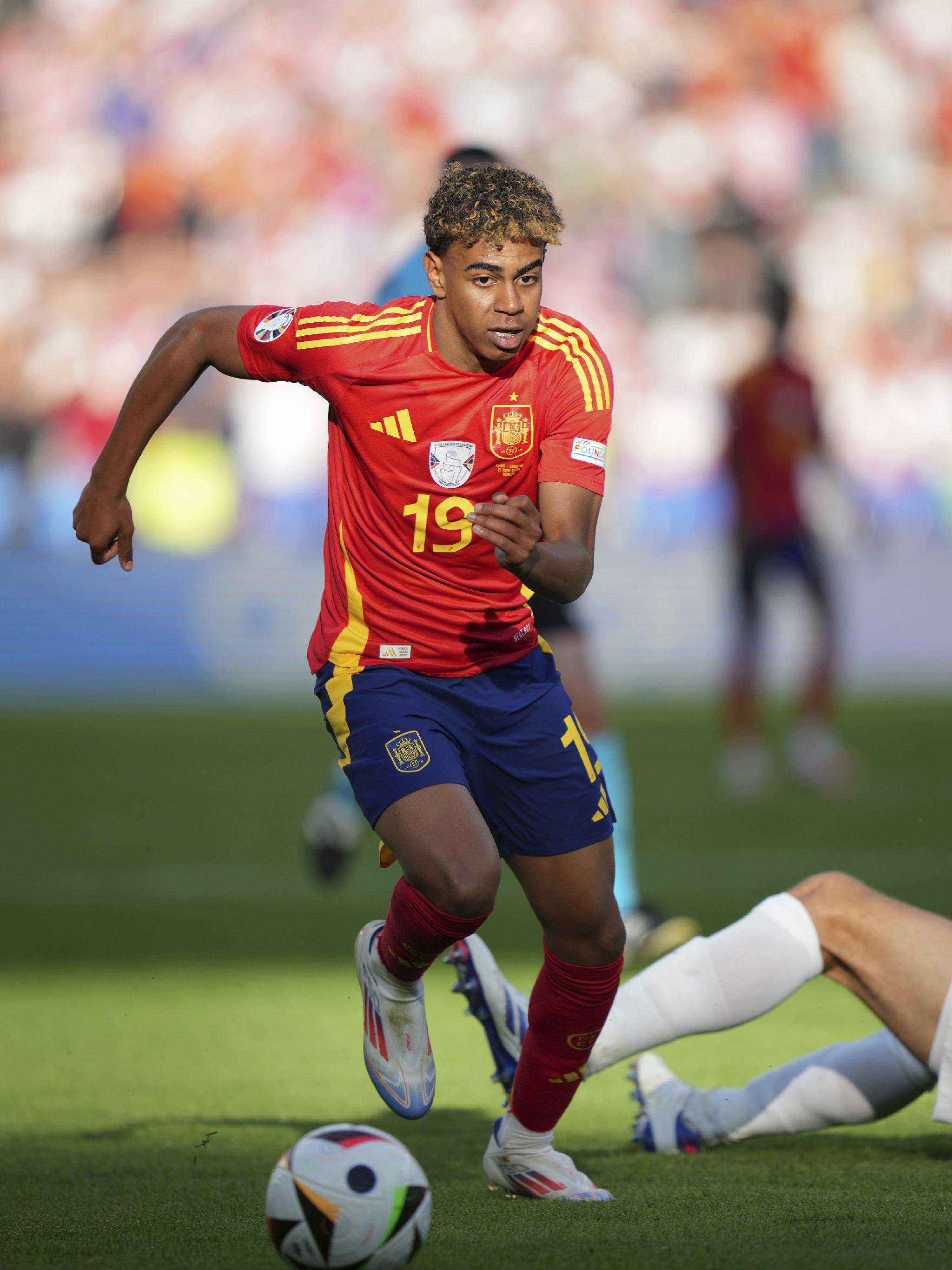 梅西印度行首站结束：凌晨抵达，下午场内亮相因骚乱提前结束（梅西印度行第一站落幕：凌晨入境，下午球场亮相因骚乱被提前叫停）