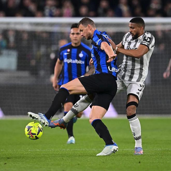 安娜-德-阿玛斯现身F1阿布扎比站挥旗