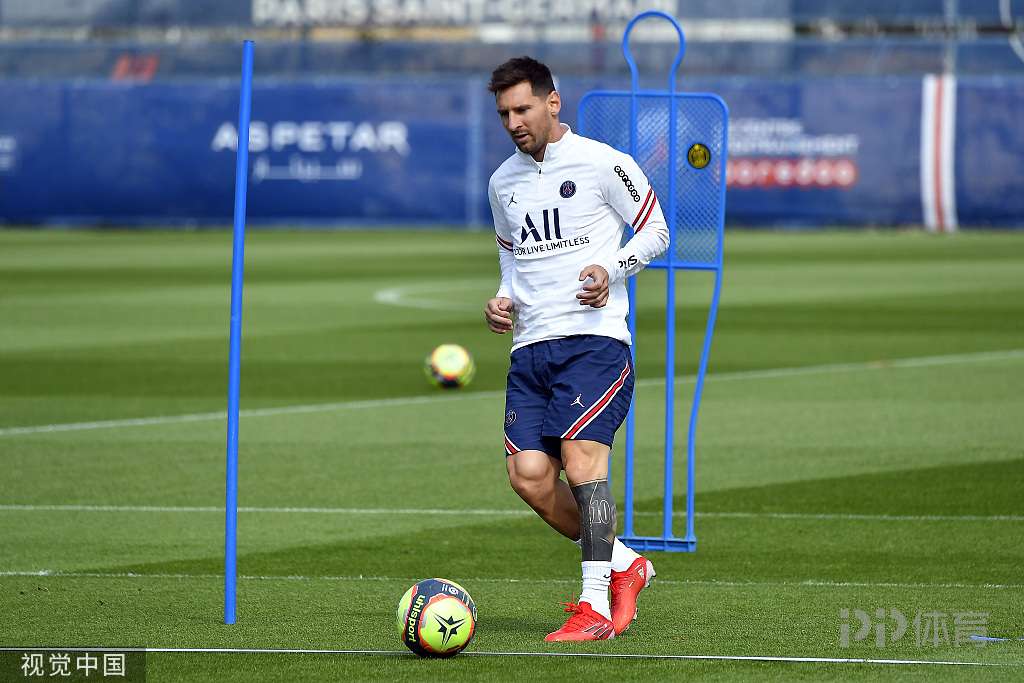 红魔内战？苏格兰丹麦生死战，3名曼联背景球员破门闪耀全场（红魔同室操戈？苏格兰对阵丹麦生死局，三位曼联背景球员先后破门抢尽风头）